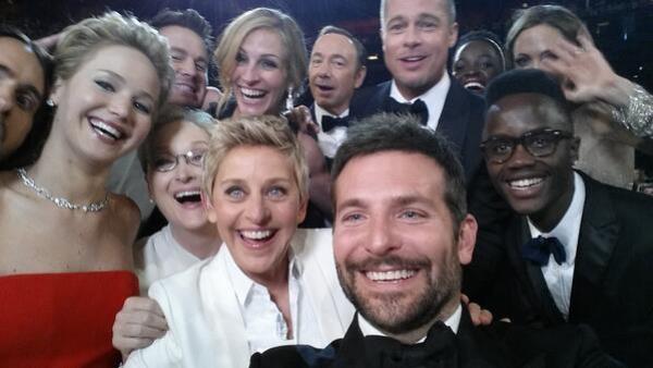 Bức ảnh tự sướng của Ellen DeGeneres chụp cùng một loạt siêu sao tại lễ trao giải Oscars 2014 bằng chiếc Galaxy Note 3 đã phá kỷ lục về lượng chia sẻ trên Twitter, song với tổng thống Obama, đây chỉ là một "trò thu hút sự chú ý khá rẻ tiền".