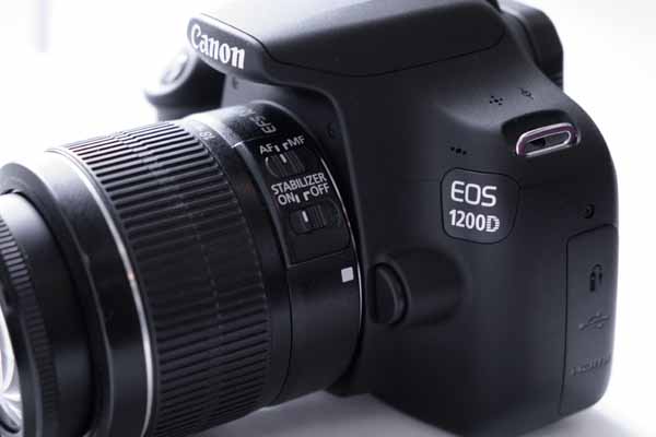Trong khi các dòng máy ảnh phổ thông tiếp tục bị sụt giảm doanh số vì smartphone, thị trường DSLR vẫn tiếp tục lớn mạnh hơn bao giờ hết. Canon EOS 1200D là sản phẩm phục vụ cho xu hướng này.
