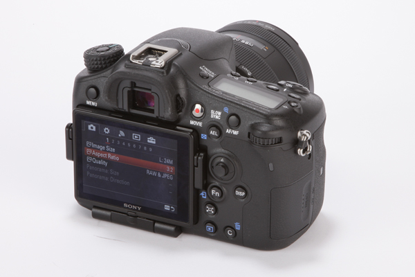 Sau 2 năm không ra mắt thêm một chiếc máy ảnh sử dụng A-mount nào, Sony ra mắt chiếc Alpha 77 II với cảm biến 24,3MP và danh hiệu tự phong "Ông vua của APS-C". Liệu ông lớn Nhật Bản có quá lời khi tuyên bố như vậy?