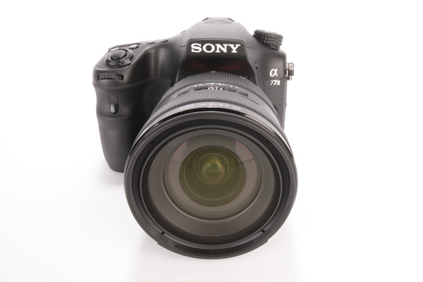 Sau 2 năm không ra mắt thêm một chiếc máy ảnh sử dụng A-mount nào, Sony ra mắt chiếc Alpha 77 II với cảm biến 24,3MP và danh hiệu tự phong "Ông vua của APS-C". Liệu ông lớn Nhật Bản có quá lời khi tuyên bố như vậy?
