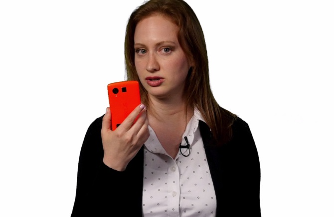 Nếu theo dõi kỹ các mẩu quảng cáo dành cho Android M, bạn sẽ thấy một phiên bản Nexus 5 chưa từng được Google công bố với cảm biến vân tay và lớp vỏ màu đỏ bắt mắt.