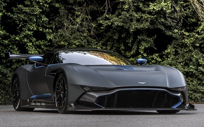 Với thân hình làm bằng sợi carbon, chiếc Aston Martin Vulcan thậm chí còn không được phép lưu hành trên đường phố thông thường.