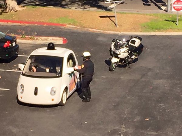 Xe tự lái của Google bị cảnh sát hỏi thăm
