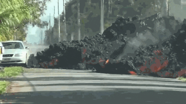 Cảnh time-lapse dung nham núi lửa nuốt chửng một chiếc xe tại Hawaii