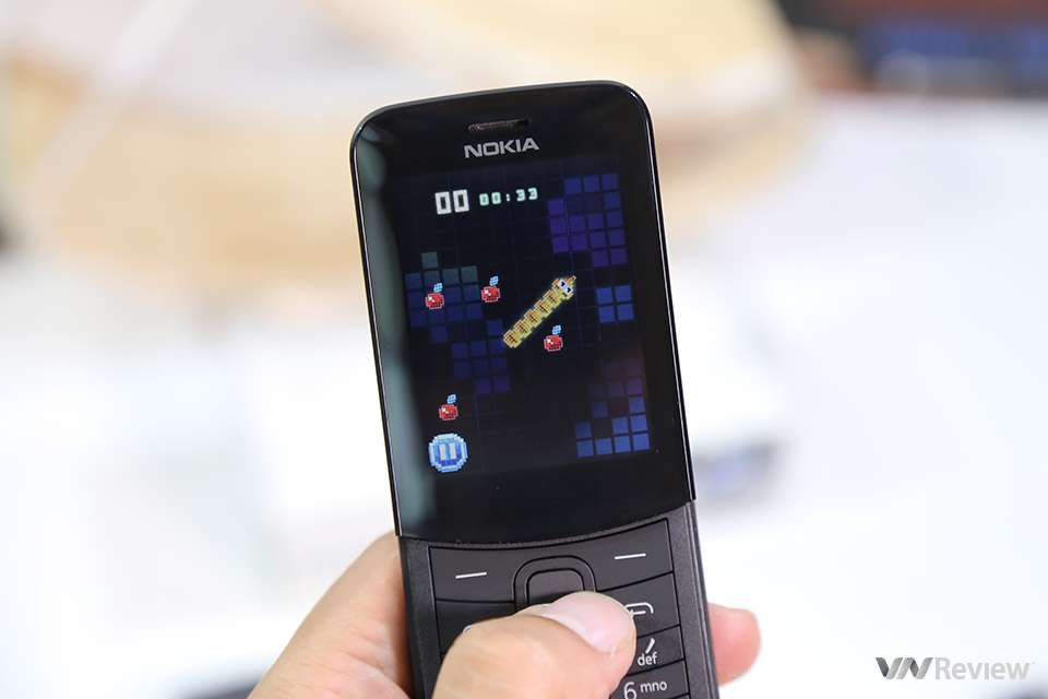 Mở hộp điện thoại “Ma trận” Nokia 8110 4G: smartphone trong thân hình 