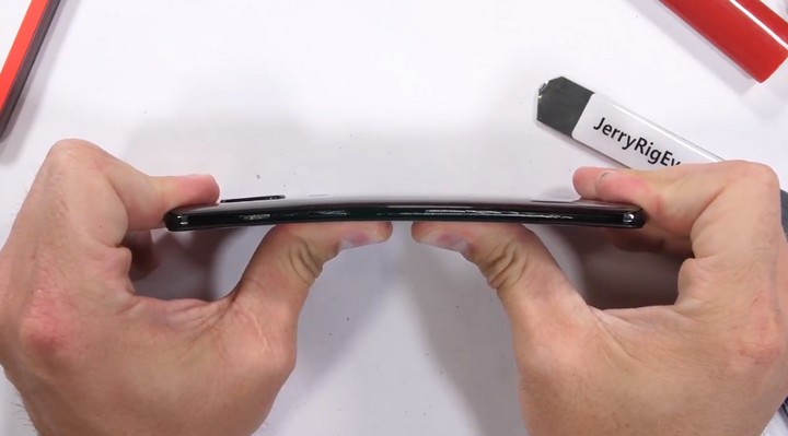 [Video] Tra tấn OnePlus 6 bằng dao, lửa và bẻ cong