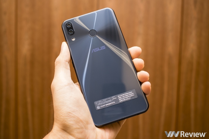ASUS ZenFone 5 chính thức ra mắt tại Việt Nam: Màn hình tai thỏ, camera kép AI, giá 8 triệu đồng