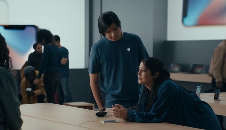 Samsung tung quảng cáo mới “đá xoáy” Apple, anh chàng “đầu tai thỏ” trở lại và lợi hại gấp đôi