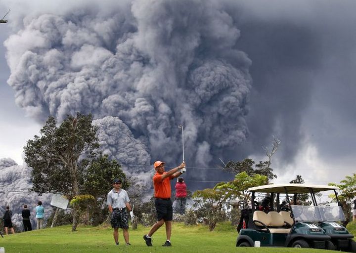Bất chấp nguy hiểm, nhiều du khách vẫn đứng selfie gần dung nham núi lửa tại Hawaii