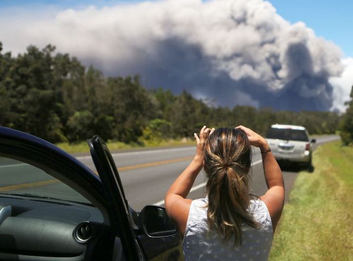 Bất chấp nguy hiểm, nhiều du khách vẫn đứng selfie gần dung nham núi lửa tại Hawaii