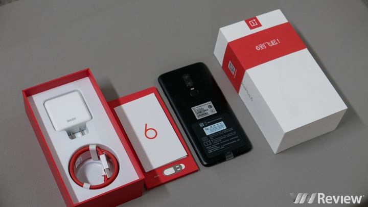 Trên tay nhanh OnePlus 6 vừa về Việt Nam: Chip Snapdragon 845, màn OLED tai thỏ