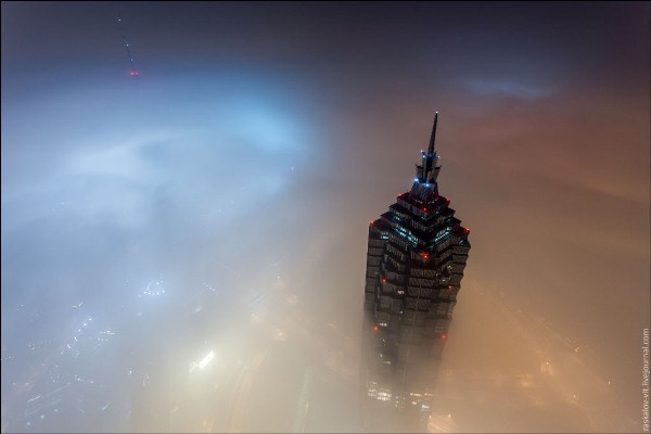 Vadim Makhorov và Vitaliy Raskalov đã tự quay lại đoạn video cho thấy 2 người trèo lên nóc Tháp Thượng Hải (cao 632m), tòa nhà cao thứ 2 thế giới chỉ sau Burj Khalifa tại Các Tiểu Vương Quốc Ả-Rập.