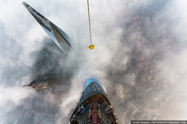 Vadim Makhorov và Vitaliy Raskalov đã tự quay lại đoạn video cho thấy 2 người trèo lên nóc Tháp Thượng Hải (cao 632m), tòa nhà cao thứ 2 thế giới chỉ sau Burj Khalifa tại Các Tiểu Vương Quốc Ả-Rập.