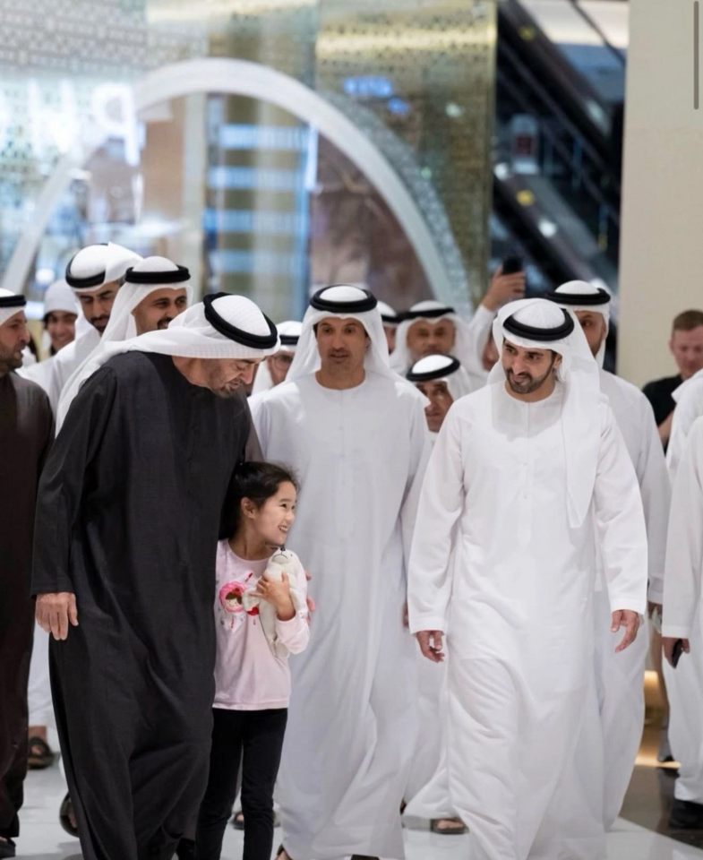 Tổng thống UAE đi dạo, uống cà phê ở TTTM Dubai nhằm trấn an dân chúng trước xung đột với Iran