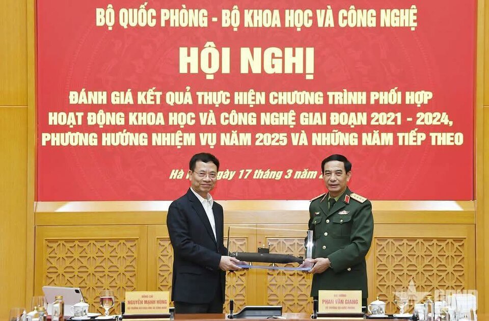 Đại tướng Phan Văn Giang Bộ trưởng Bộ Quốc phòng tặng Bộ trưởng Bộ KH&CN Nguyễn Mạnh Hùng mô hình