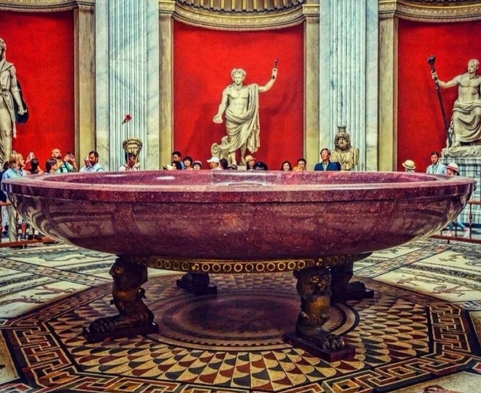 Đây là bồn tắm 2.000 năm tuổi của Hoàng đế Nero. Nó được làm bằng đá porphyr, một loại đá