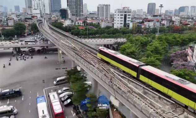 Sau 14 năm xây dựng, hôm nay tàu đã chạy thử trên đoạn đường sắt trên cao Ga Hà Nội