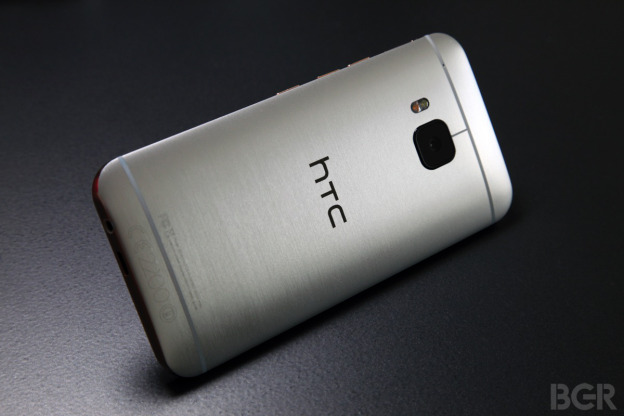Vài ngày sau khi CEO của công ty Đài Loan tuyên bố chiếc One A9 mới ra mắt là lựa chọn tốt để thay thế cho iPhone, phó chủ tịch của công ty lại gây sốc khi khẳng định HTC không copy Apple.