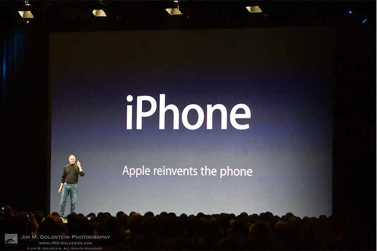 Apple ra mắt iphone đầu tiên - tái định nghĩa về điện thoại