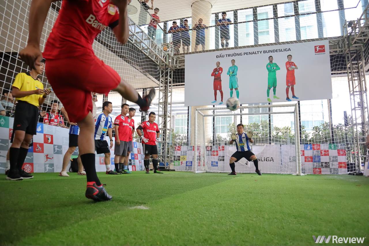 Sôi nổi cuộc thi Đấu trường Penalty Bundesliga lần đầu tiên được tổ chức tại VN, có cả Nhà vô địch World Cup 2014 góp mặt