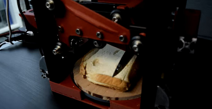 Chán với việc cắt bánh, YouTuber tự chế robot có thể cắt lớp vỏ bánh sandwich dư thừa – VnReview