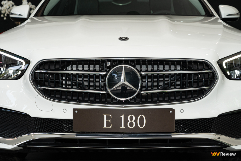 Trải nghiệm Mercedes-Benz E180: Thay đổi đến từ ngoại thất