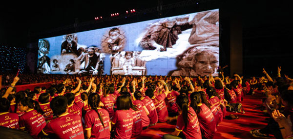 Sân khấu sự kiện được thiết kế hoành tráng với các màn hình LED cực lớn. Tuy nhiên, chi phí 